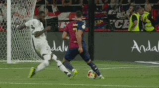 1745709959532074520.gif 【国王杯】魔笛被断孔德加时绝杀,巴萨3比2皇马夺冠