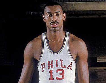 开云官网-1-75数说NBA75周年（下）詹姆斯64次赢得周最佳球员