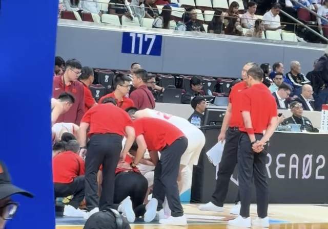 开云体育网址-中国男篮感人一幕！郭士强跪在地上布置战术：他给男篮带去精气神