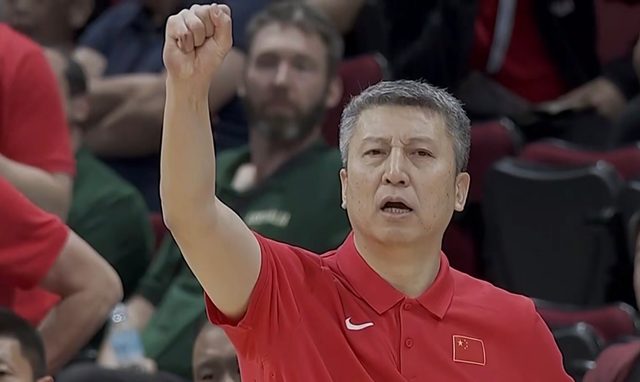 开云体育网址-中国男篮感人一幕！郭士强跪在地上布置战术：他给男篮带去精气神