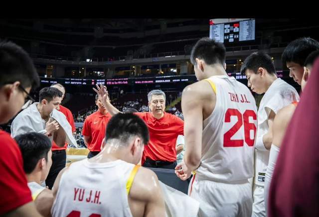 开云体育网址-中国男篮感人一幕！郭士强跪在地上布置战术：他给男篮带去精气神