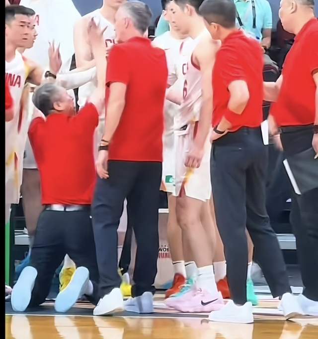 开云体育网址-中国男篮感人一幕！郭士强跪在地上布置战术：他给男篮带去精气神