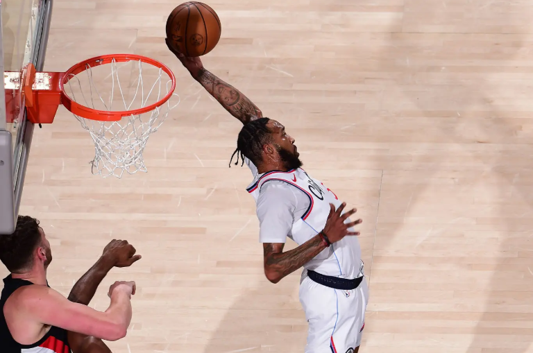 开云官网-进攻端后卫球权防守端疲于奔命，快船锋线大将真是打得太吃力了？