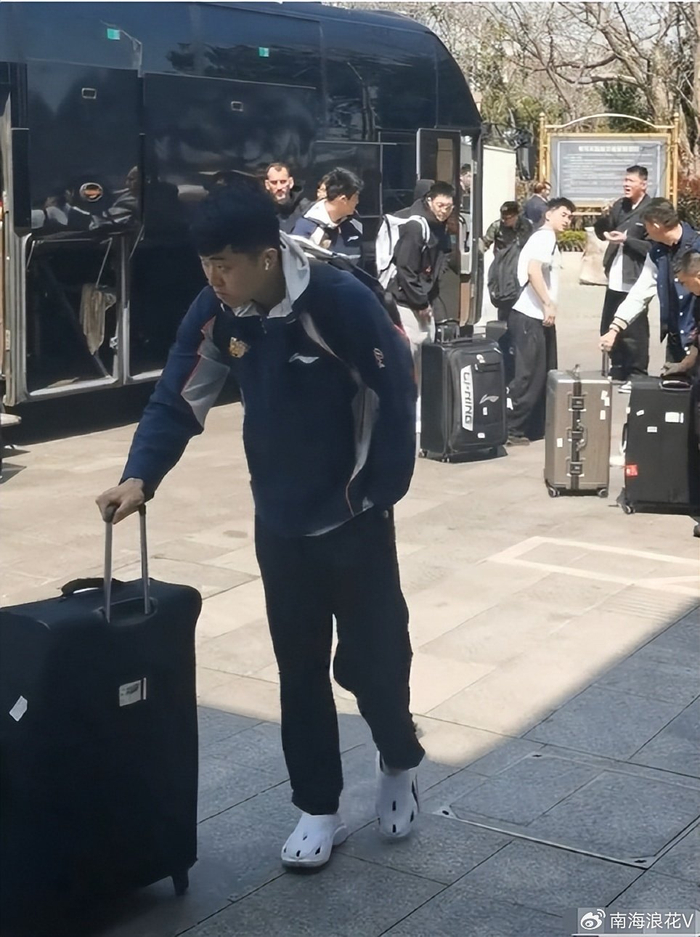 开云官网-难逃两连败？广东队出征青岛人人愁容满面，粤蜜：教练作妖就该惩罚|青岛市|杜锋|山东队|广东男篮|山东男篮_新浪新闻